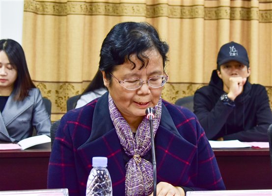 图2文化传播系主任王敏致辞,对与会企业嘉宾表示热烈欢迎